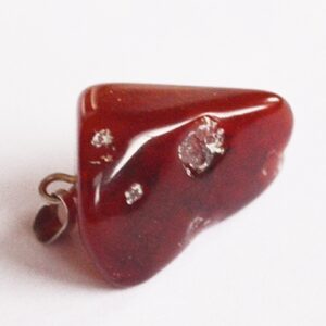 Karneool ripats 28x15x13mm looduslik kivi, värvitud, messingist haagiga, pakis 1 tk