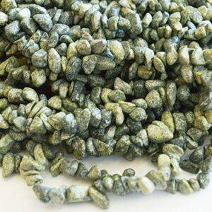 Serpentiini chipsid 3-11mm, looduslik kivi, ava 1mm, pakis niidil u 85cm