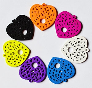 Puidust ripatsid  24x24mm, mix, pakis 7 tk