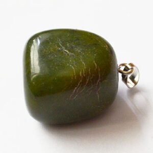 Jadeiit  26x15x14mm looduslik kivi, messingist haagiga, pakis 1 tk