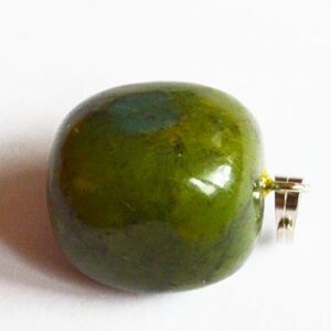 Jadeiit  23x15mm looduslik kivi, messingist haagiga, pakis 1 tk