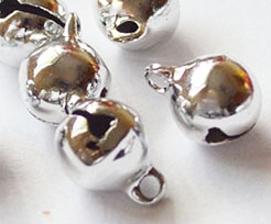 Metalliriipus Bell 11x8mm, hopean värinen, 6 kpl pakkauksessa