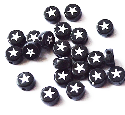 Akrüülhelmes 7mm lapik must valge tähekesega, ava 1mm, pakis 15 tk.