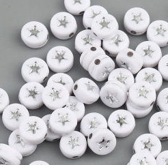 Akrüülhelmes 7mm lapik valge hõbedase tähekesega, ava 1mm, pakis 15 tk.
