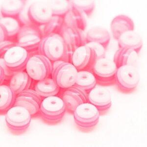Hartsi pyöreä helmi 6mm raidallinen vaaleanpunainen-valkoinen, reikä 1,2mm, 20 kpl