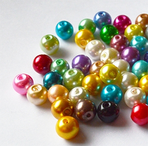 Klaaspärl 7,5-8mm mix, ava 1mm, pakis 50 tk
