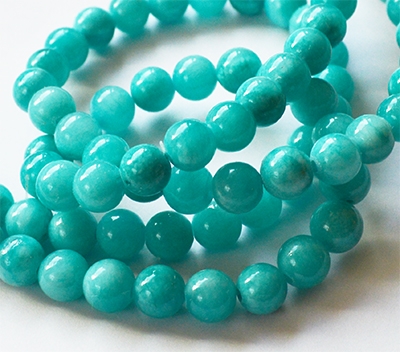 Jade 6mm luonnonkivi värjätty sininen, reikä 1mm, pakkaus 15 kpl