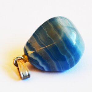 Akaattiriipus 24x11mm luonnonkivi, värjätty, messinkikoukulla, 1 kpl per pakkaus