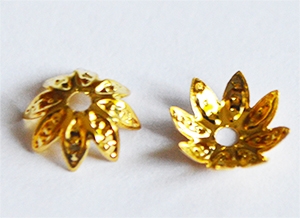 Helmihattu kultaa 8mm reikä 1,2mm, n. 100 kpl pakkauksessa