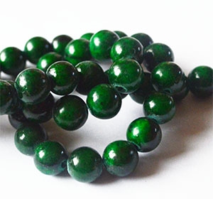 Jade  8mm luonnonkivi värjätty tummanvihreä, reikä 1mm, pakkaus 10 kpl