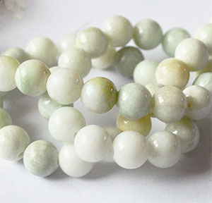 Jade  8mm luonnonkivi värjätty harmaa, reikä 1mm, pakkaus 10 kpl