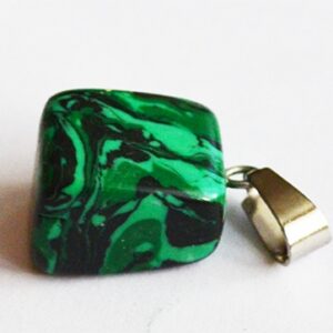Malahhiit (sünteetiline kivi) ripats 26x11mm, värvitud, messingist haagiga, pakis 1 tk