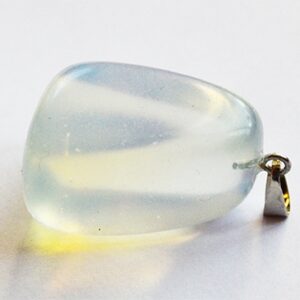 Opaliit (kuuklaas) ripats 32x18x12mm looduslik kivi messingist hõbedase haagiga, pakis 1 tk