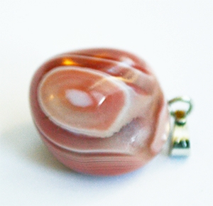 Akaattiriipus 24x13mm luonnonkivi, punaruskea, messinkikoukulla, 1 kpl