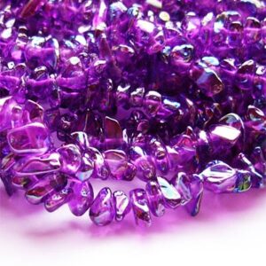 Lillad klaasi chipsid  2-4 ja 5-8 mm metalne läige, pakis niidil u 43cm.