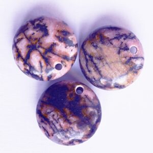 Rodoniit  17x17mm, looduslik kivi, ava 2mm, pakis 1 tk