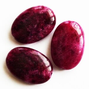 Jadeiit ovaalne 18x13mm, looduslik kivi, värvitud tume lillakaspunane, ava 1mm, pakis 2 tk