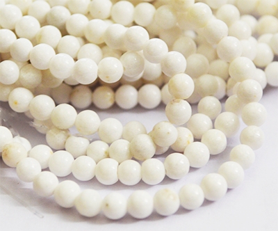 Jadeiitti 4mm luonnonvärinen, värjätty, valkoinen, reikä 1mm, 20 kpl