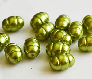Akrüülhelmes  13x8mm, kollakasroheline, ava 1mm, pakis 13 tk