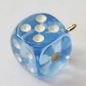 Hartsi riipus Dice 23x19x19mm, reikä 2mm läpinäkyvä vaaleansininen, pakkaus 1 kpl.