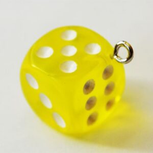 Hartsi riipus Dice 23x19x19mm, reikä 2mm läpinäkyvä keltainen, pakkaus 1 kpl.