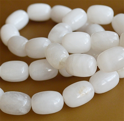 Jade 17x13mm värjätty, reikä 1,2mm, 1 kpl
