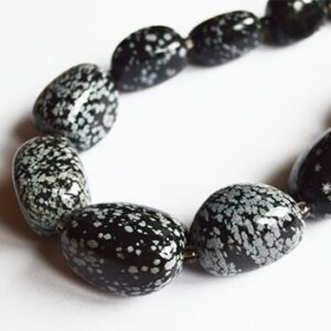 Lumehelbe Obsidian kee 50cm, looduslik, keskmiste kivide suurus 32-28x16mm, 1 tk   Ei saa saata maksikirjaga.