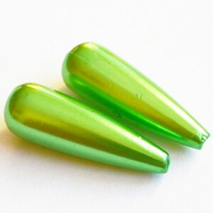 Akryyli helmiäinen pisara 30x10mm, vihreä, reikä 1,5mm, 2 kpl