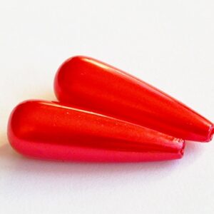 Akryyli helmiäinen pisara 30x10mm, punainen, reikä 1,5mm, 2 kpl