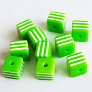 Kunstvaigust kandiline helmes 8mm roheline-valge, ava 1,5mm, 10 tk