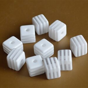 Kunstvaigust kandiline helmes 8mm valge, ava 1,5mm, 10 tk