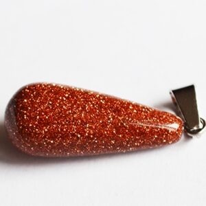 Kuldne Liivakivi ripats 30x11mm sünteetiline, messingist haagiga, 1 tk
