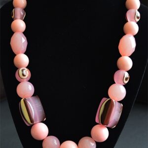Akrüülist kaelakee 60cm, helmed 30x24mm, 14-20mm, roosad, pakis 1 tk.  Ei saa saata maksikirjadega.