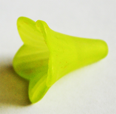 Akrüülhelmes Lill 22x22mm, ava 2mm, heleroheline, 1 tk
