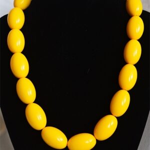 Akrüülist kaelakee 54cm, helmed 2,9x1,8cm, kollane, pakis 1 tk.  Ei saa saata maksikirjadega