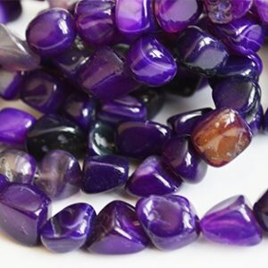 Akaatti   3-15x7-15mm kivihelmi, värjätty lila,  aukon koko 1mm, pakkauksessa 1 nauha - 34-36 kpl.