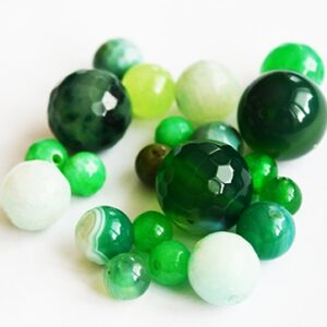 Erinevate looduslike ja sünteetiliste kivihelmeste mix 6-13,5mm, värvitud rohelisekrju, ava 0.8-1mm, pakis 21 tk, 1 tk