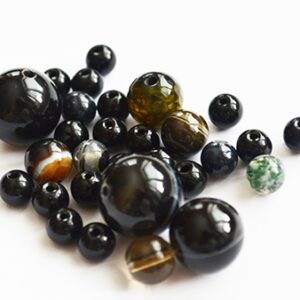 Erinevate looduslike ja sünteetiliste kivihelmeste mix 6-14mm, värvitud mustakrju, ava 0.8-1mm, pakis 29 tk, 1 tk