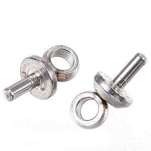 Teräksinen riipuskoukku puoliporattuun helmiin 6x3mm, reikä 1,5mm, neula 1mm, 4 kpl pakkaus.