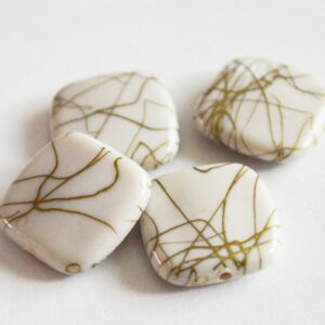 Akrüülhelmes 17x17mm kandiline hallikasvalge-kuldne, 1 tk