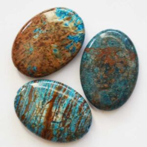 Ahhaat 35x26x8mm, ava 1,5mm, looduslik, värvitud, kivide pinnal õõnsused, 1 tk