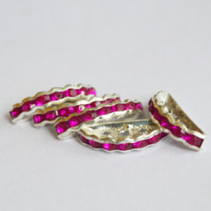 Akrüülkivikestega metallhelmes-ühendaja 19x7,5mm 3-realine fuksia, 1 tk