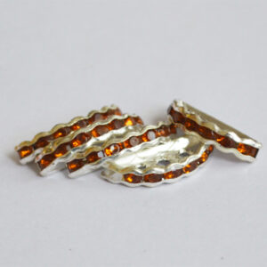 Akrüülkivikestega metallhelmes-ühendaja 19x7,5mm 3-realine pruun, 1 tk