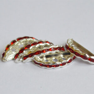 Akrüülkivikestega metallhelmes-ühendaja 19x7,5mm 3-realine punane, 1 tk