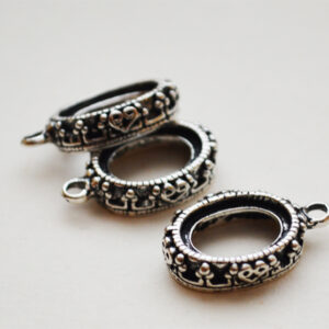 Ant.hõbedane metallripats-helmeraam 22x14x5mm, sisemise ava suurus 13,8x9,8mm, 1 tk