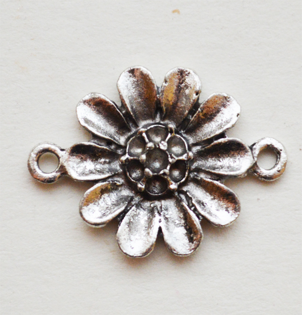Ant.hõbedane metallhelmes-ühendaja 24x18x3mm, 2mm kristallidele, 1 tk