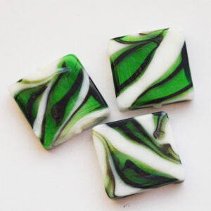 Käsitööhelmes 20x20mm roheline-must-valge, 1 tk