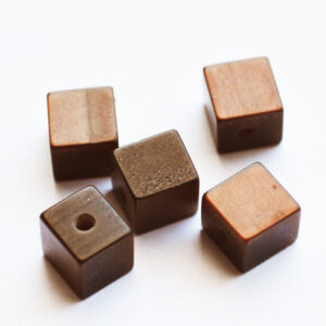 Kunstvaigust kandiline helmes 8x8mm pruun-must, 1 tk