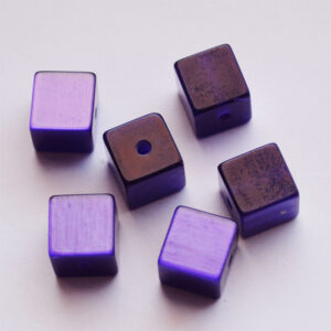 Kunstvaigust kandiline helmes 10x10mm lilla-must, 1 tk