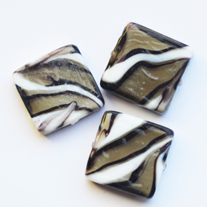 Käsitööhelmes 20x20mm hall-must-valge, 1 tk